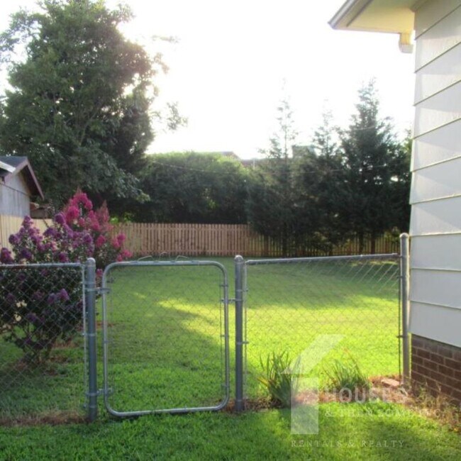 Building Photo - 123 Abbotsford Dr