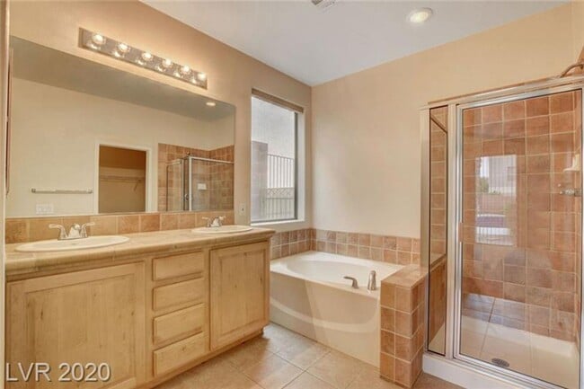 Building Photo - Gorgeous Southern Highlands 3 bedroom + loft and office with a sparkling pool!