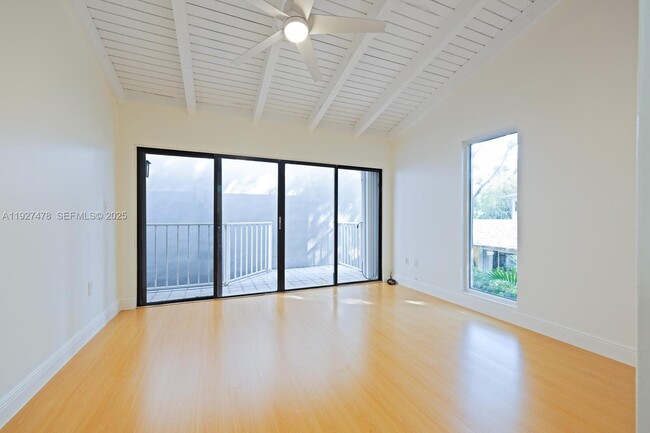 Building Photo - 3028 Center St