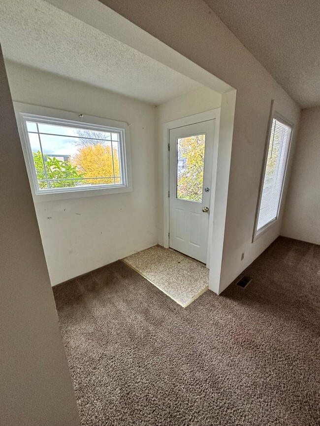 Building Photo - Great 5 Bedroom + 2 Bath House with Flexib...