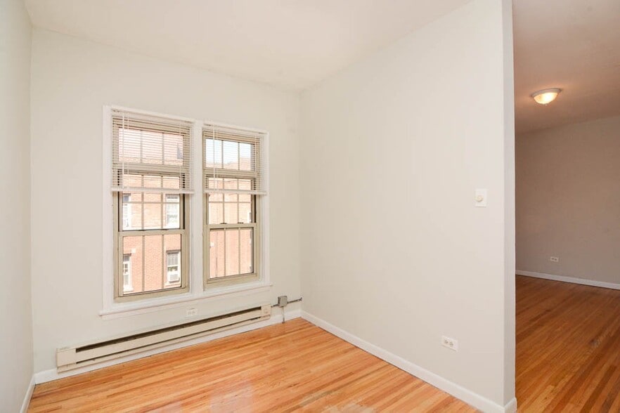 Building Photo - 627.5 W Barry Ave