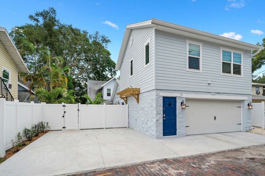 Building Photo - 249 8th Ave N