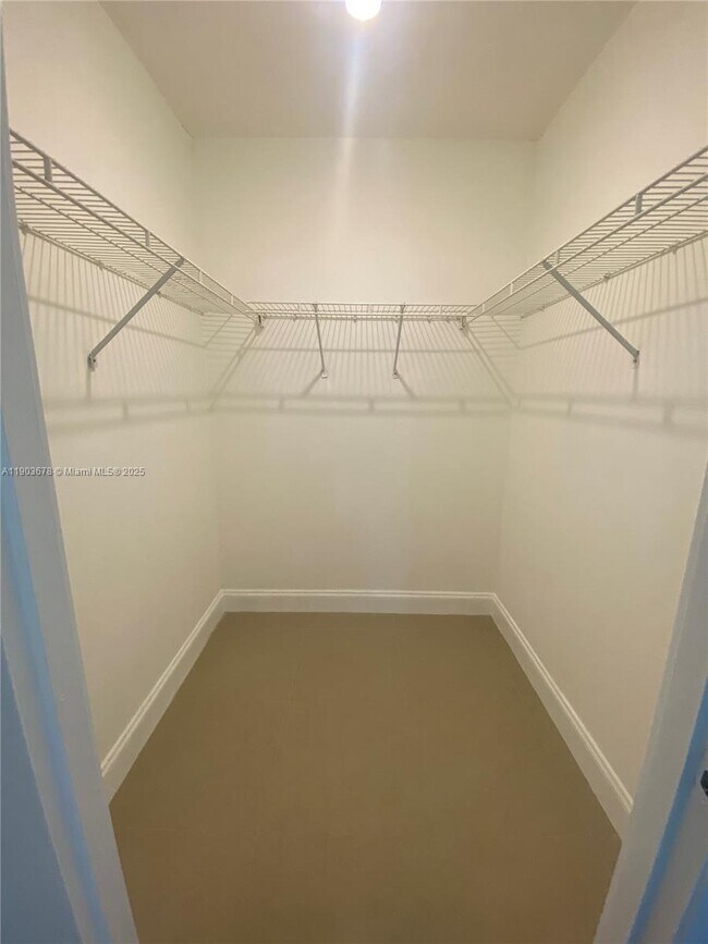 Building Photo - 1625 SE 10th Ave