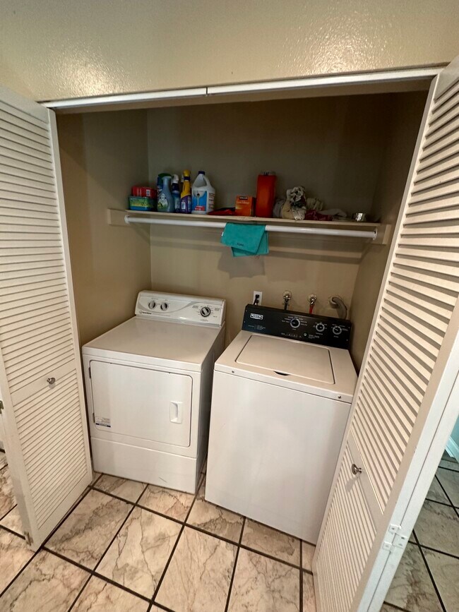 Building Photo - 917 W State St