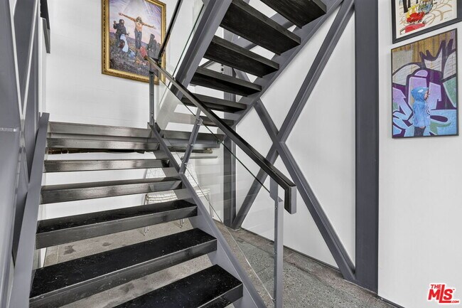 Building Photo - 2120 Narcissus Ct