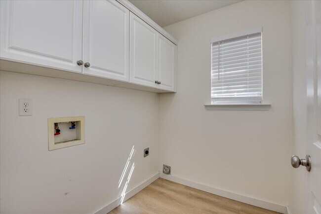 Building Photo - 909 Watsonia Dr