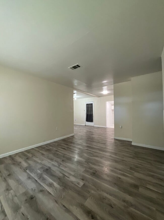 Building Photo - 1314 Oak Dr