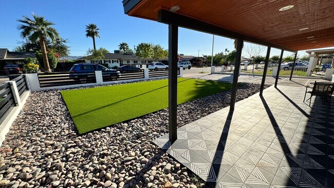 Building Photo - Renovated 4 Bedroom, 2 Bathroom Home in a Prime Phoenix Location!