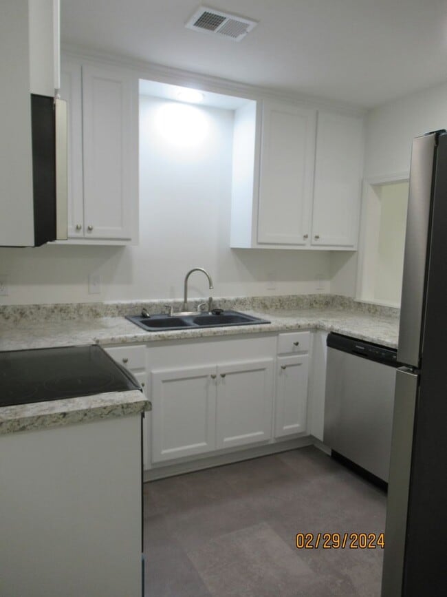 Building Photo - Newly Remodeled-Willow Run Apartment