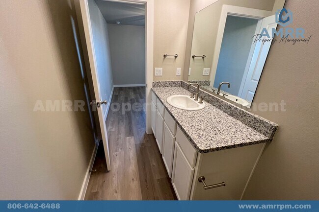 Building Photo - 3 Bedroom Townhome In Harvest Wolfforth!