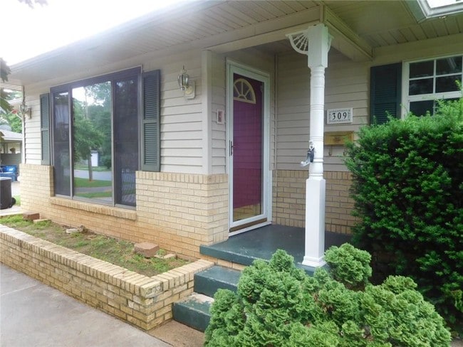 Building Photo - 309 Crestview Dr
