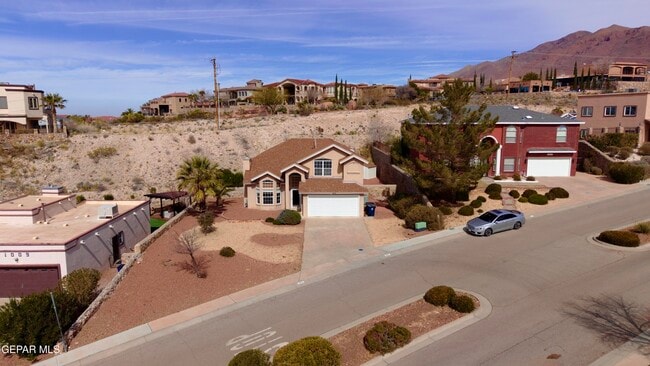 Building Photo - 1013 Via De La Paz Dr