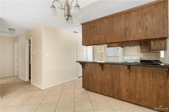 Building Photo - 13 Lacywood