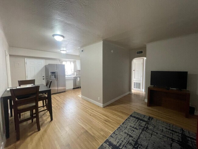 Building Photo - 2626 Sierra Dr NE