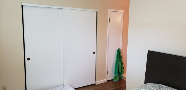 Building Photo - Excellent 3 Bed/2.5 Bath Mountain Shadows ...