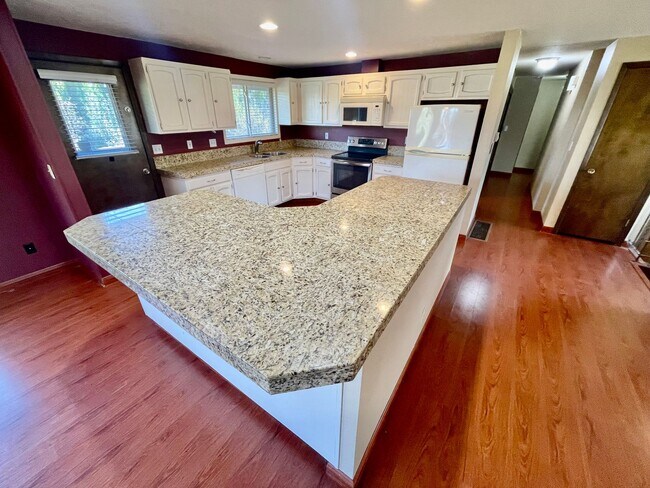 Building Photo - Sprawling 5bd/3bath Split-Level Home | Sto...