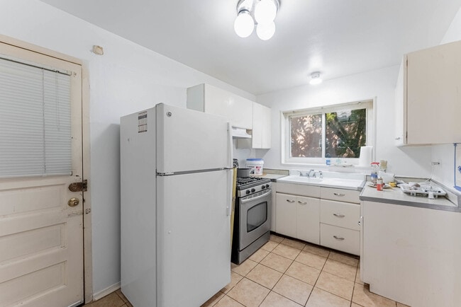 Building Photo - 6035 N Damen Ave