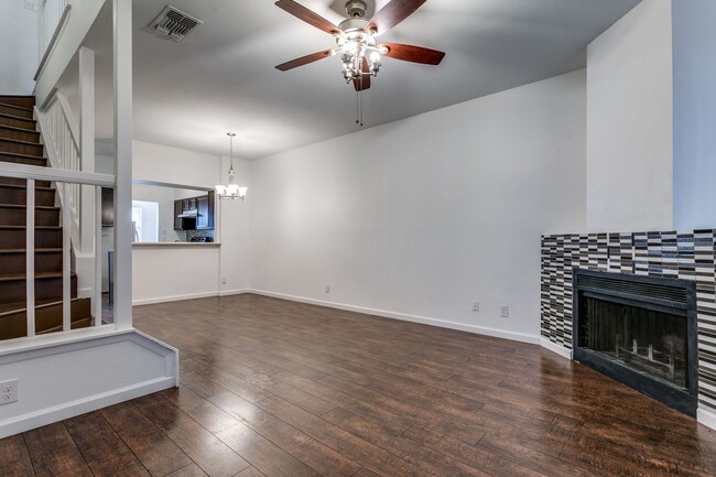 Building Photo - UPDATED 2-BEDROOM TOWNHOME AT NORTH PARK T...