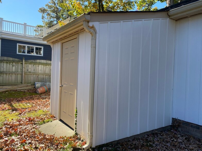 Shed - 5108 Bromley Ln