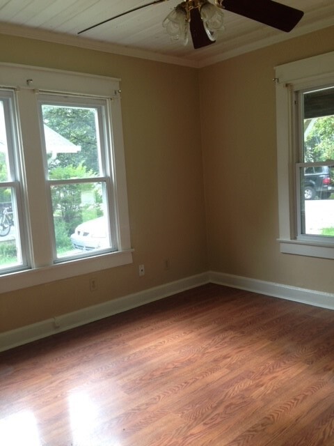 Living room - 212 E Vermilya Ave