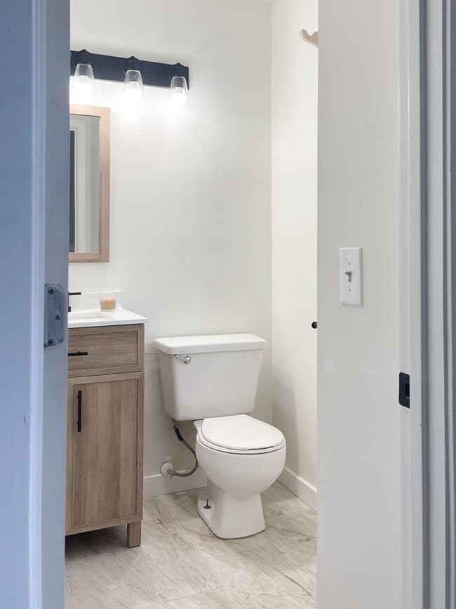 Building Photo - Cozy Two Bedroom Townhouse