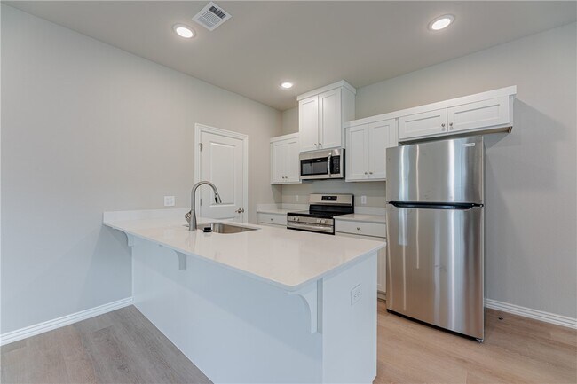 Building Photo - 1402 SW Poigai Wy