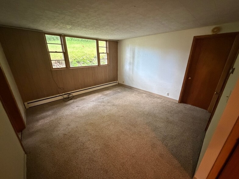 Building Photo - 265 Viking Dr