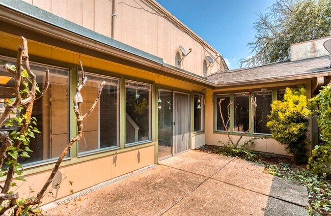 Building Photo - 8560 Park Ln