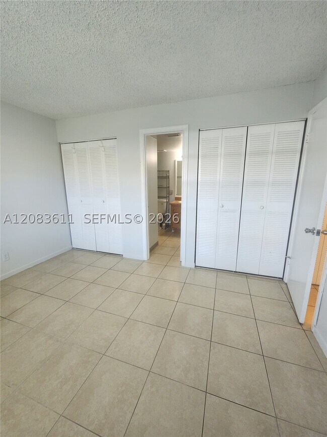 Building Photo - 10004 Twin Lakes Dr