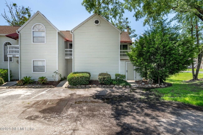 Building Photo - 2300 Twelve Oaks Dr