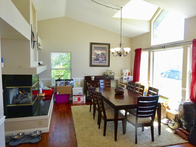 Building Photo - Gorgeous Three Bedroom Home In Littleton!