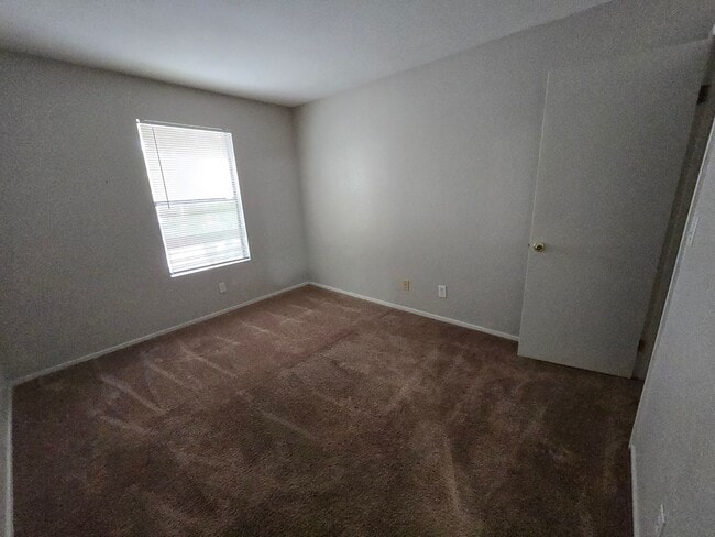 Building Photo - ***GREAT 1 BEDROOM/ 1 BATH CONDO ON SECOND...