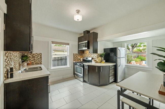 Building Photo - 6900 Thornhill Dr