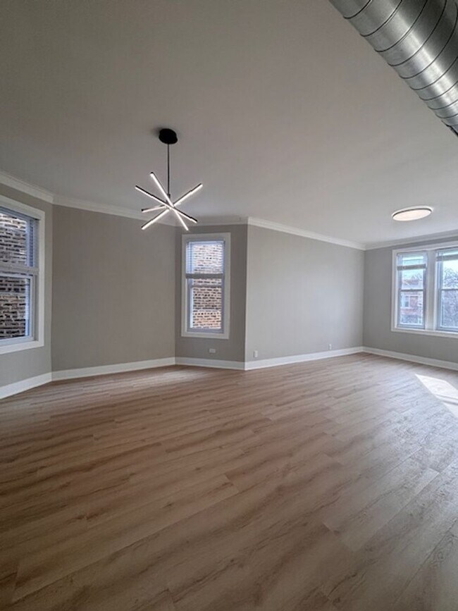 Building Photo - Beautifully remodeled modern 3 bedroom 2 bath unit