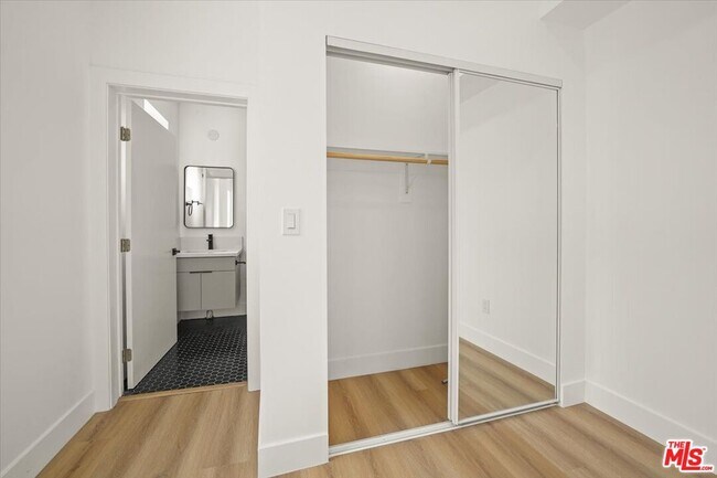 Building Photo - 914 N Hudson Ave