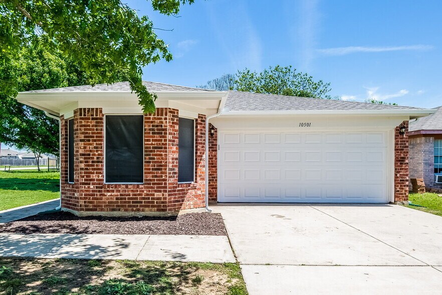 Primary Photo - 10501 Shadywood Dr