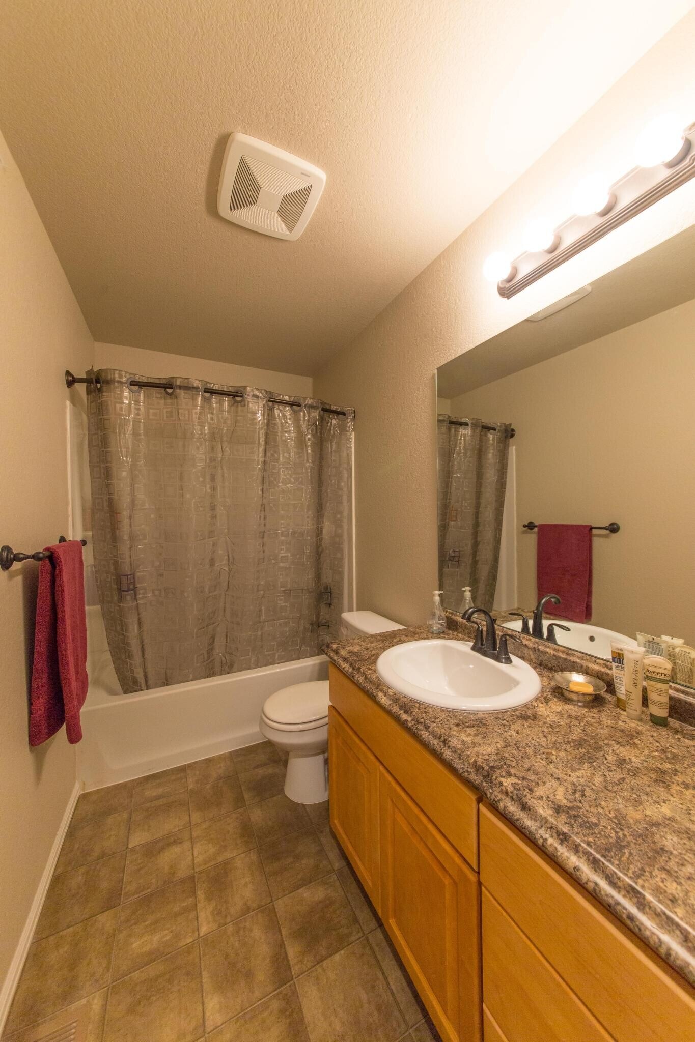 Full upstairs bathroom - 2786 Exmoor Ln