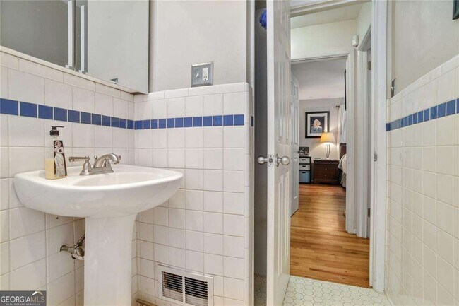 Building Photo - 2056 Arlington Ave NE