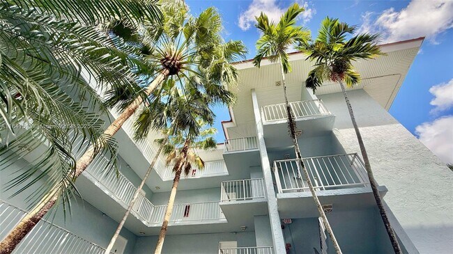 Building Photo - 605 S Pine Island Rd