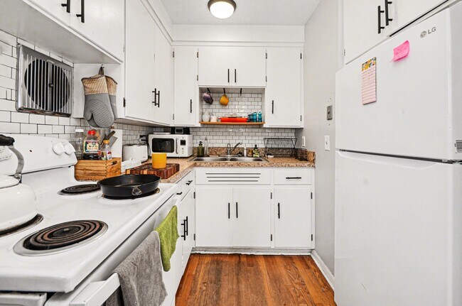 Building Photo - 924 Lutz Ave