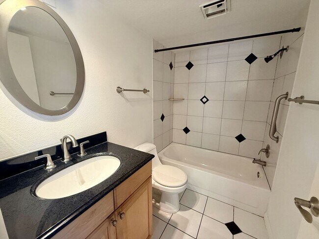 Building Photo - 2 bed 2 bath condo in Rosemary's District