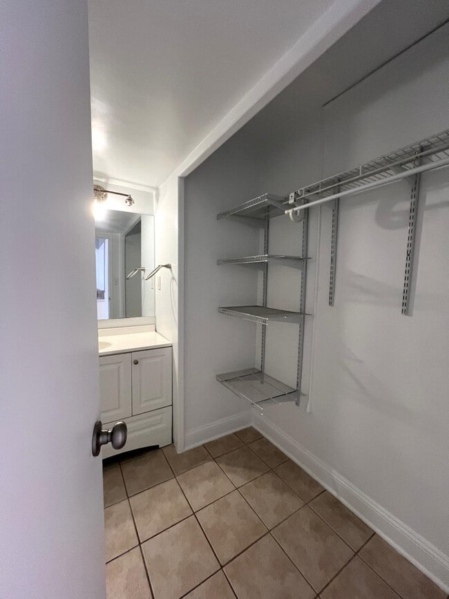 Building Photo - 922 24th St NW