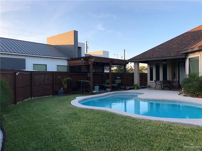 Building Photo - 25 Cornell Ave