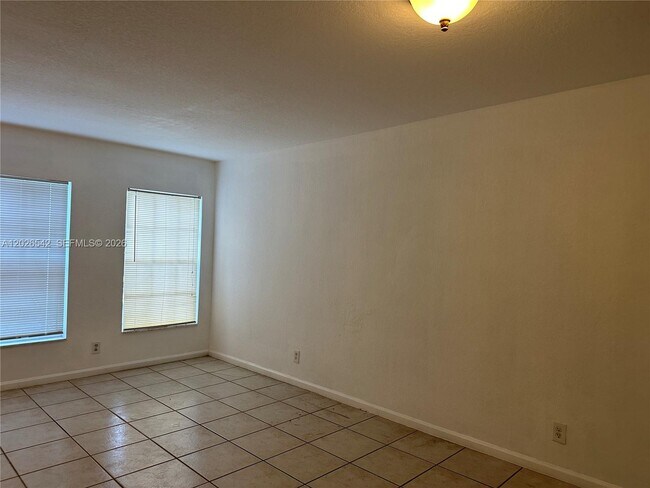 Building Photo - 824 Summit Lake Dr