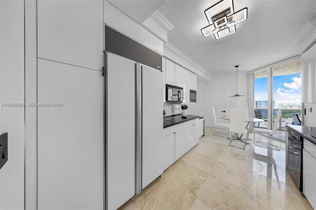 Building Photo - 3200 N Ocean Blvd