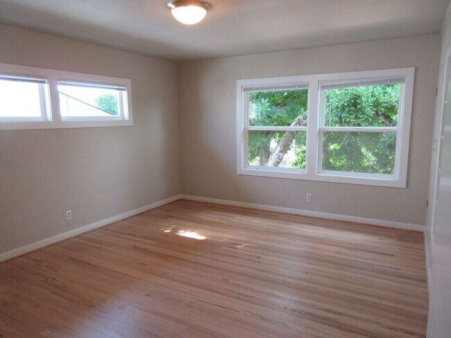 Building Photo - Mid-Century Four Bedroom in Candalaria