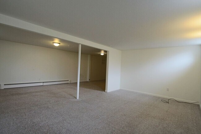 Building Photo - 2565 Willow Ln