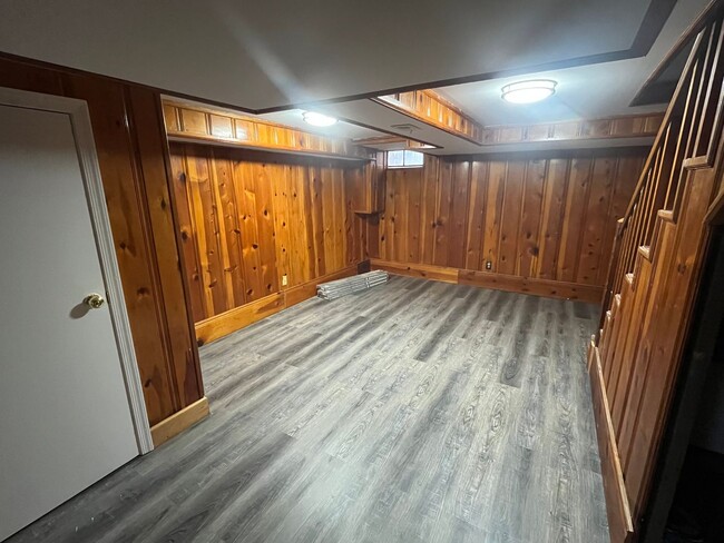 Building Photo - Freshly Renovated Row Home with Beautiful ...