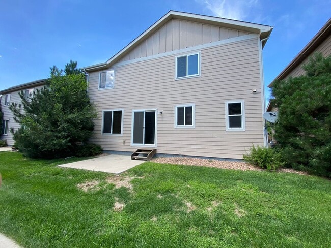 Building Photo - 3 Bedroom in Sierra Springs