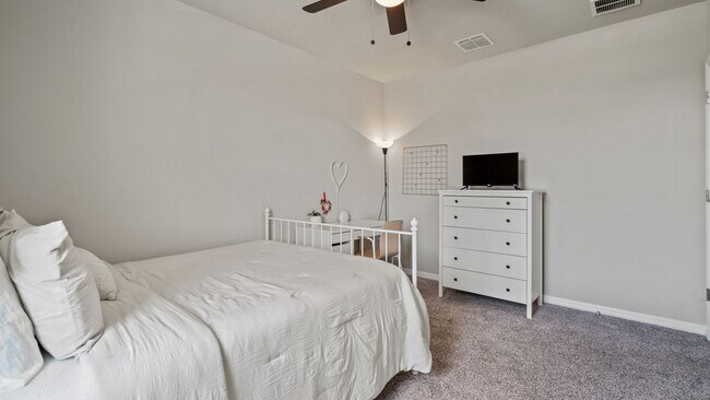 Building Photo - 5291 Meredrew Ln